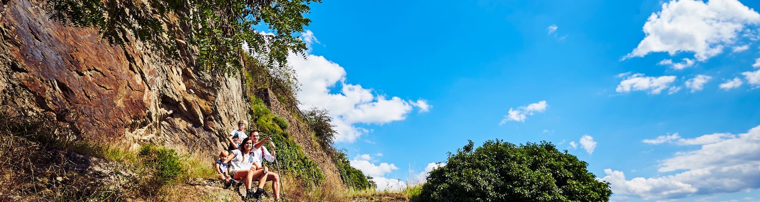 Wanderer Ausblick Leutesdorf auf Andernach.jpg