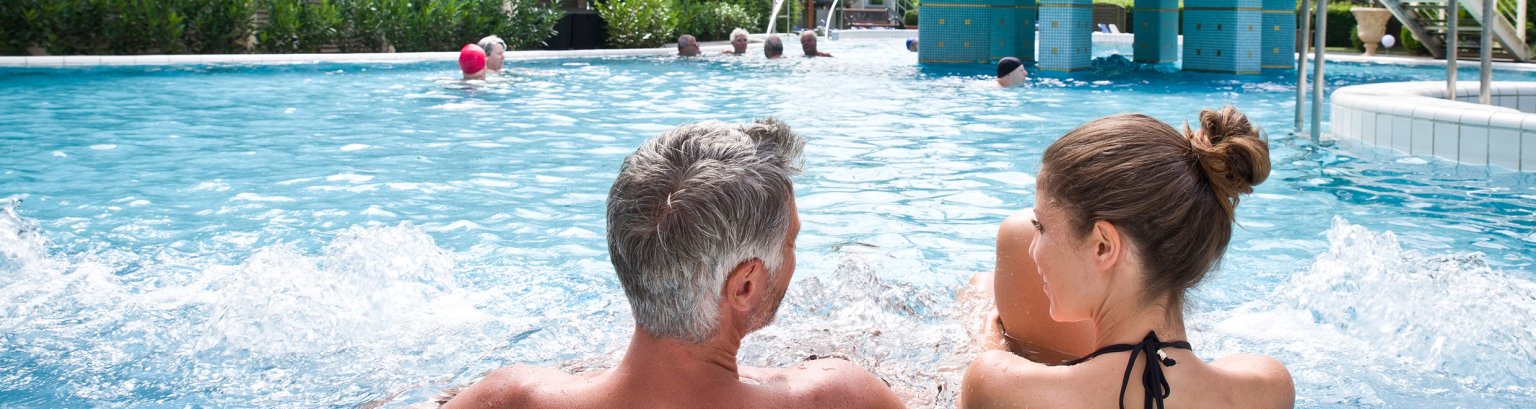 Zwei Personen im Schwimmbad